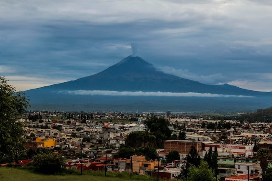 "Explora la majestuosidad y poder del activo volcán Popocatépetl en México"