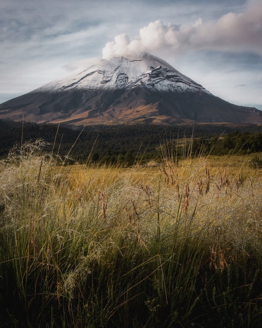 "Explora la majestuosidad y poder del activo volcán Popocatépetl en México"